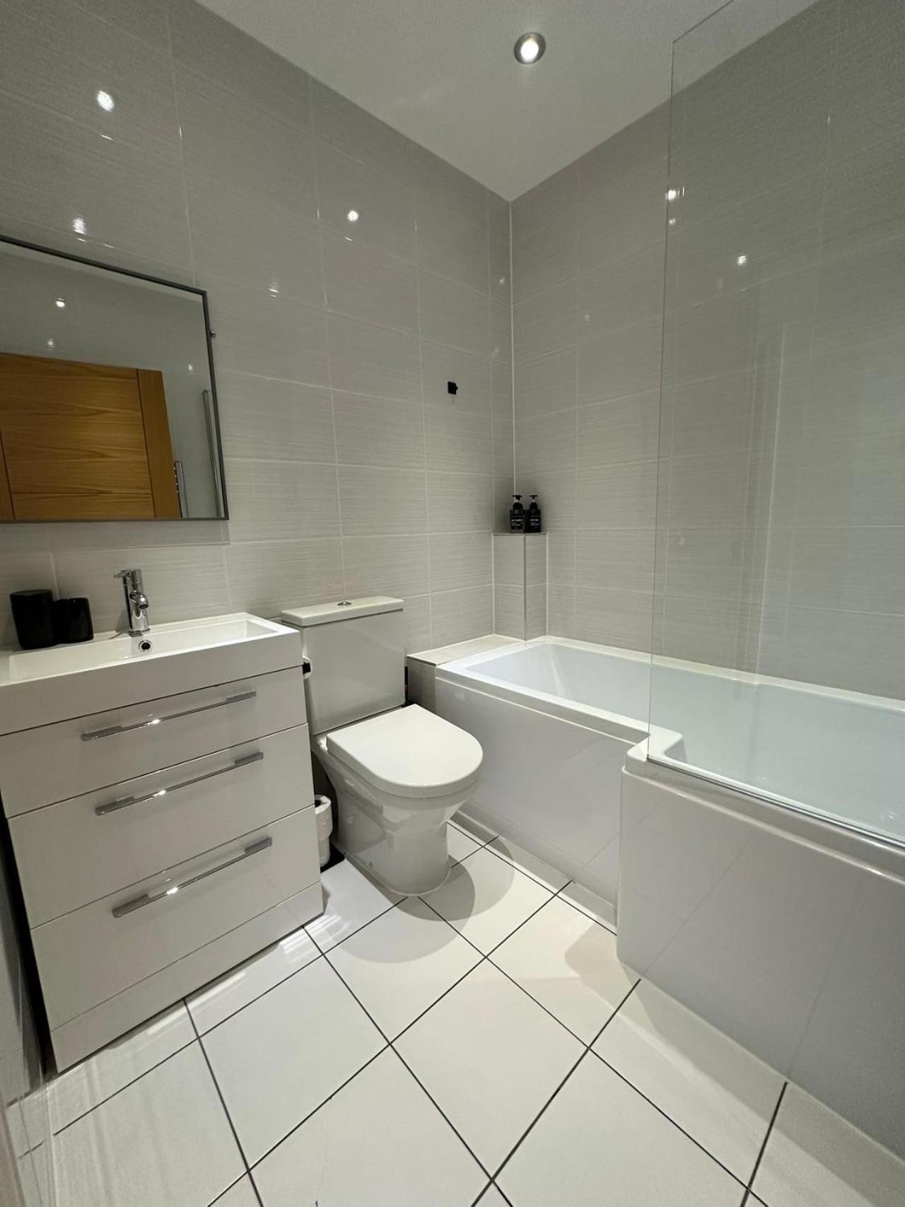 Spacious 4Br 4Ba Gated Townhouse With Balconies, Central Jq バーミンガム エクステリア 写真