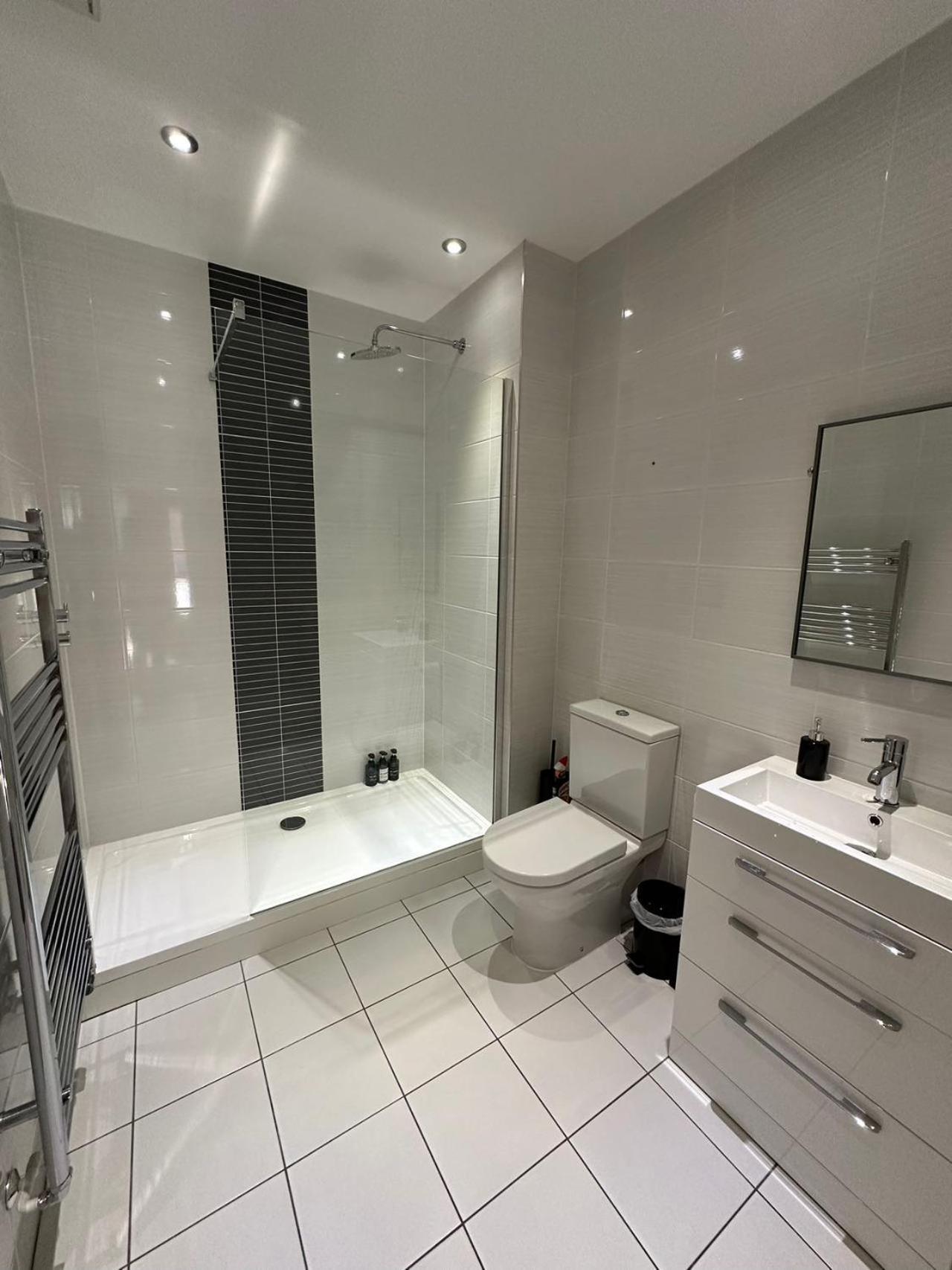 Spacious 4Br 4Ba Gated Townhouse With Balconies, Central Jq バーミンガム エクステリア 写真